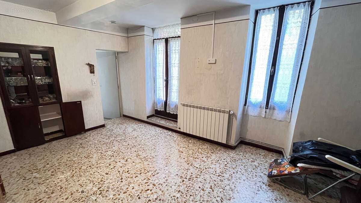 Maison à ENTRAIGUES-SUR-LA-SORGUE