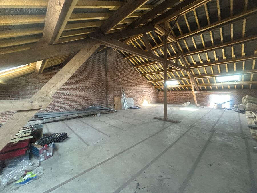 Maison de campagne bénéficiant de beaux volumes bâtie sur 1839m2 avec sa grange attenante à aménager !! - photo 16