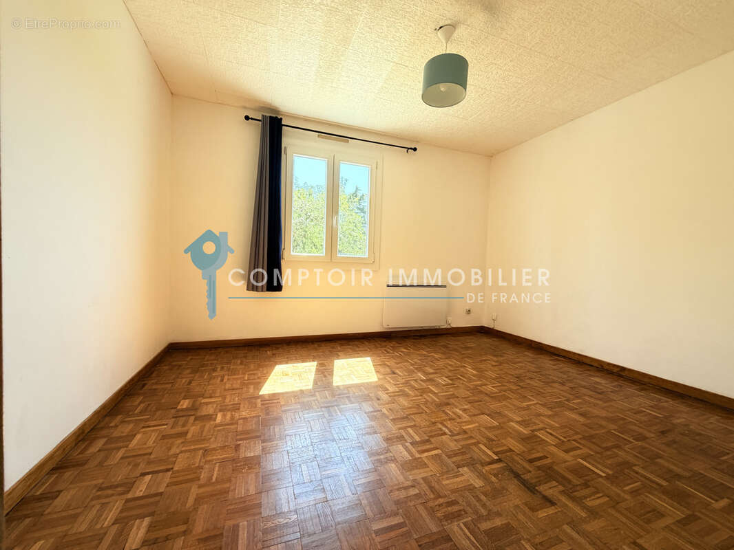 Maison de plain-pied   3 chambres   Terrain clos et arboré de 812 m2   Garage - photo 6
