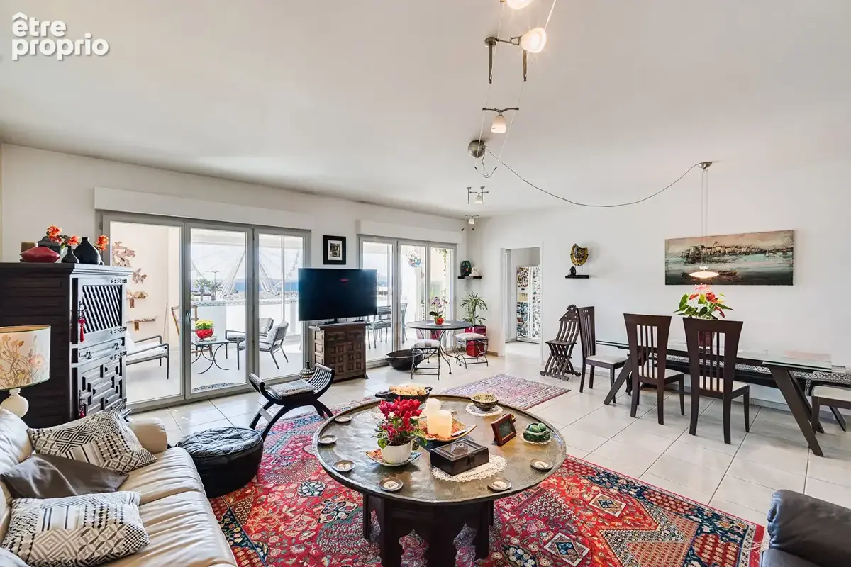 A vendre en exclusivité un appartement T4/T5 de 163 m2 avec vue mer, calanques, Notre Dame de la Garde et box/ secteur Bonnevein - photo 4