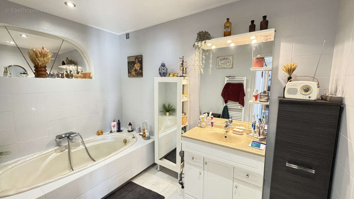 Maison à SAINT-LAURENT-DE-LA-SALANQUE