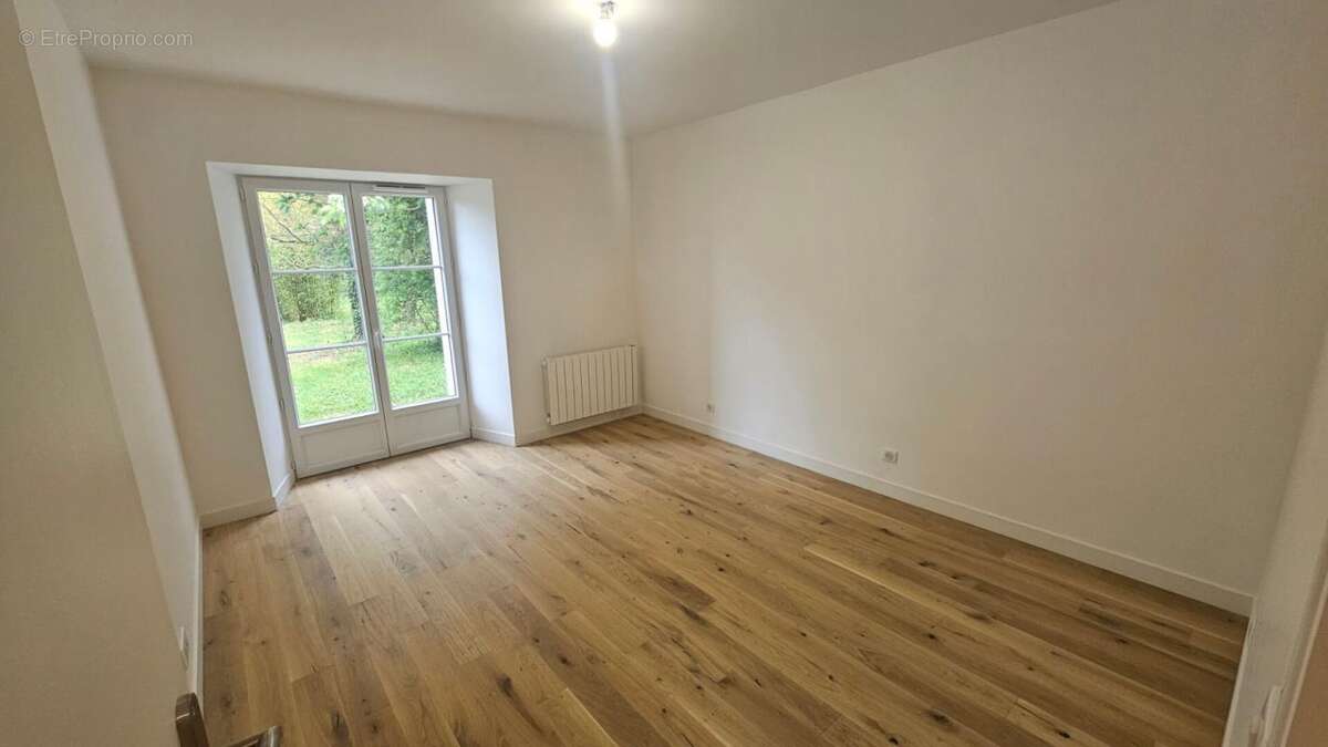 Houdan et N12 proche / Maison rénovée 210 m2 / 5 chambres + dépendances - photo 10
