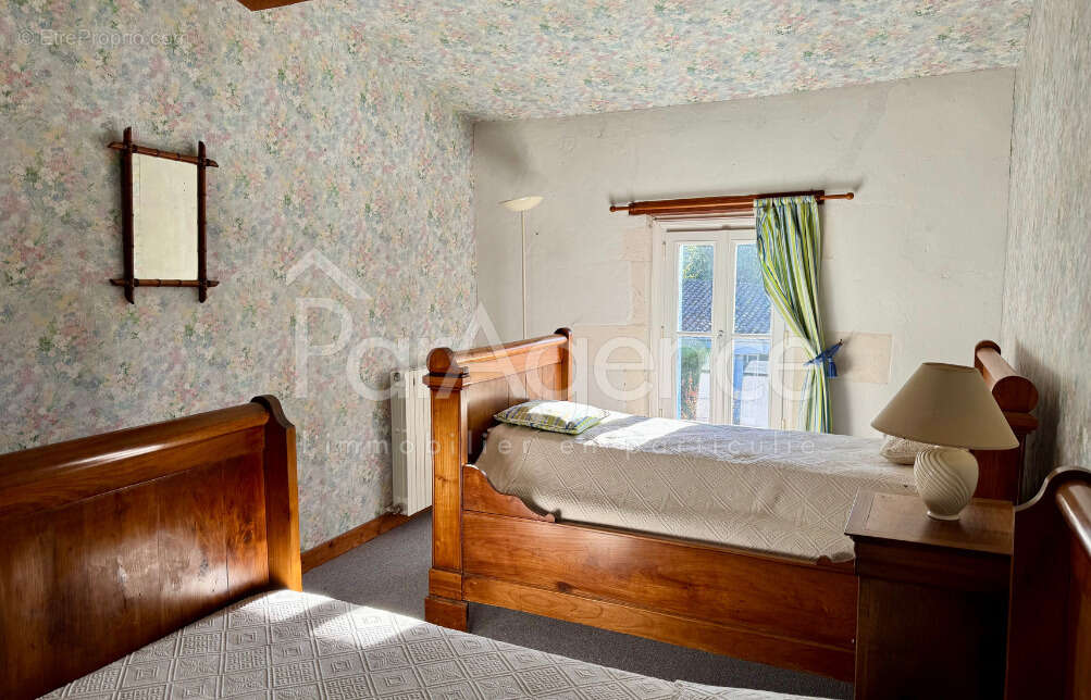 Maison à CHAILLEVETTE