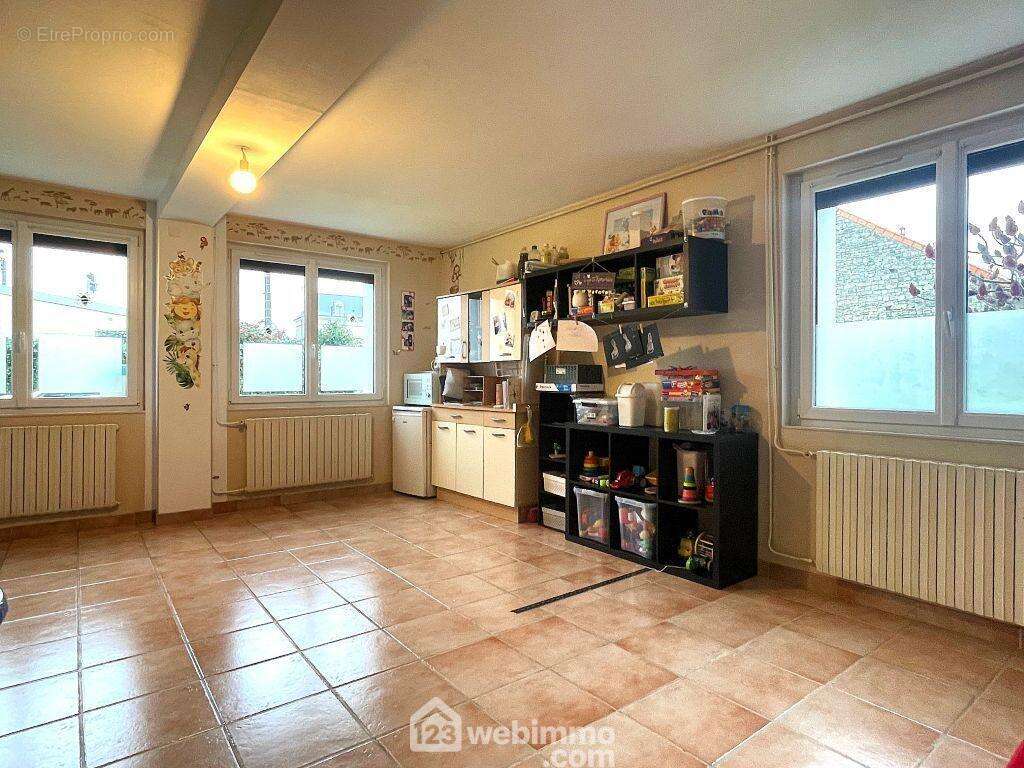 ... la salle de jeu lumineuse pouvant faire office de chambre, - Maison à NAINTRE