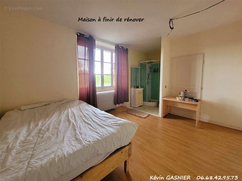 Maison à LES SALLES-LAVAUGUYON