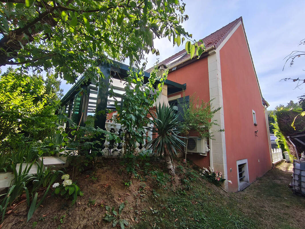Maison à MANDRES-LES-ROSES