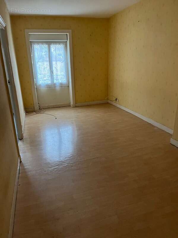 Appartement à COURS-LA-VILLE