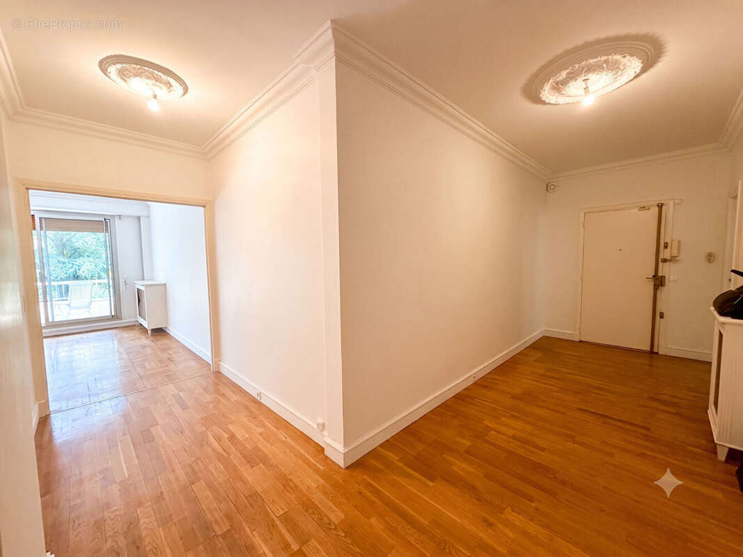 Appartement familial / LE MESNIL LE ROI - 5 pièce(s) - 122 m2 - photo 4