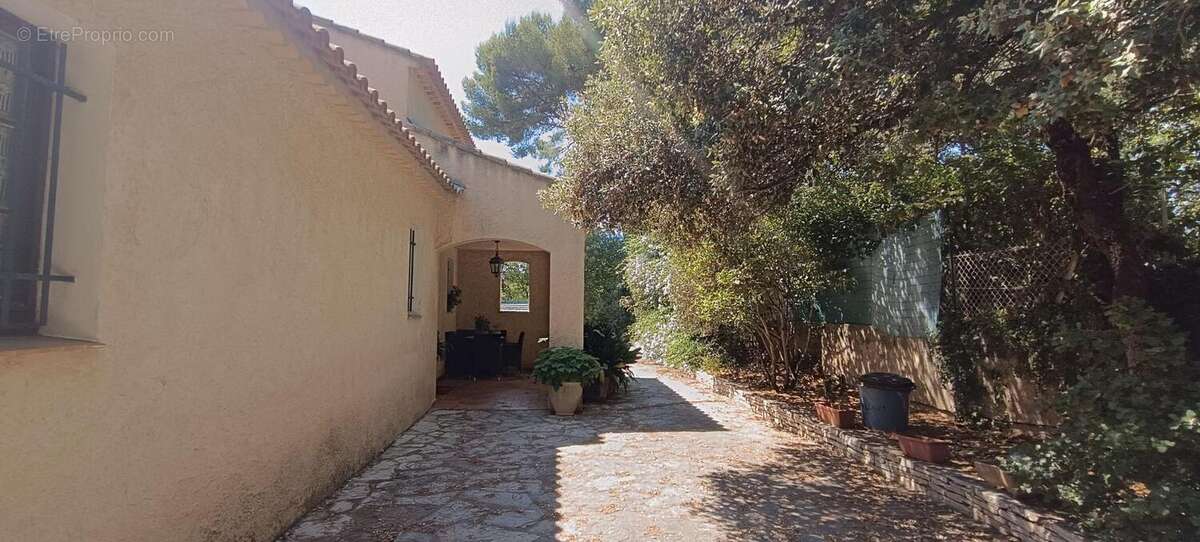 Maison À Vendre type 5 175 m² 1079 m² de terrain secteur le brusc - photo 4