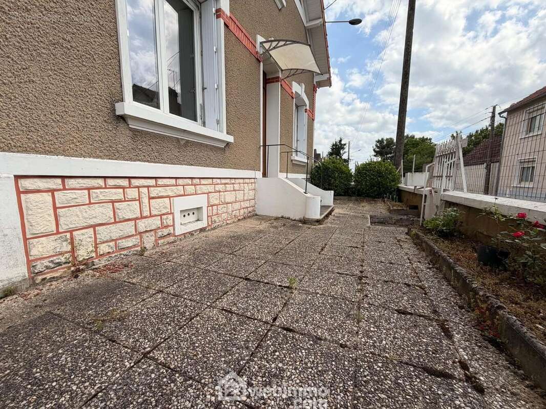 Côté rue, une courette fermée nous accueille, - Maison à CHATELLERAULT
