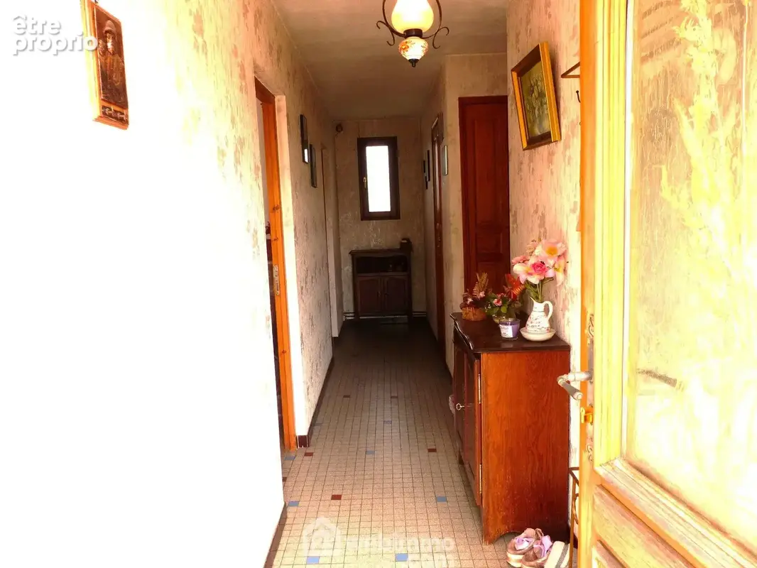 Hall d'entrée et couloir avec rangements.