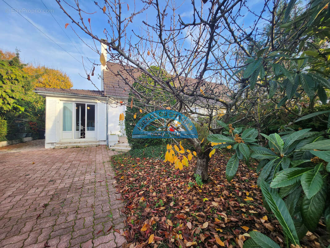 Maison à CHENNEVIERES-SUR-MARNE