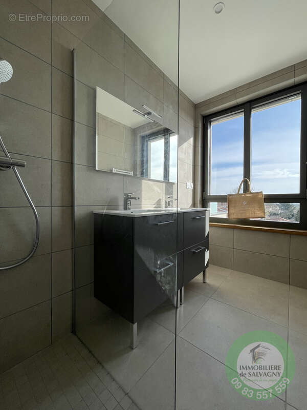 Appartement à LA TOUR-DE-SALVAGNY