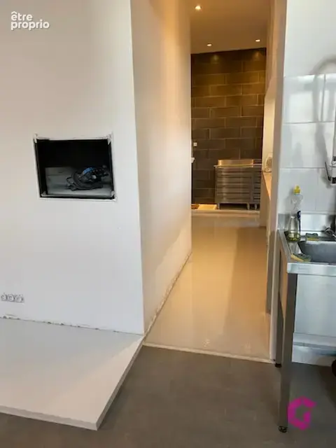 Maison de ville avec pas de porte restaurant et appartements à louer - photo 4