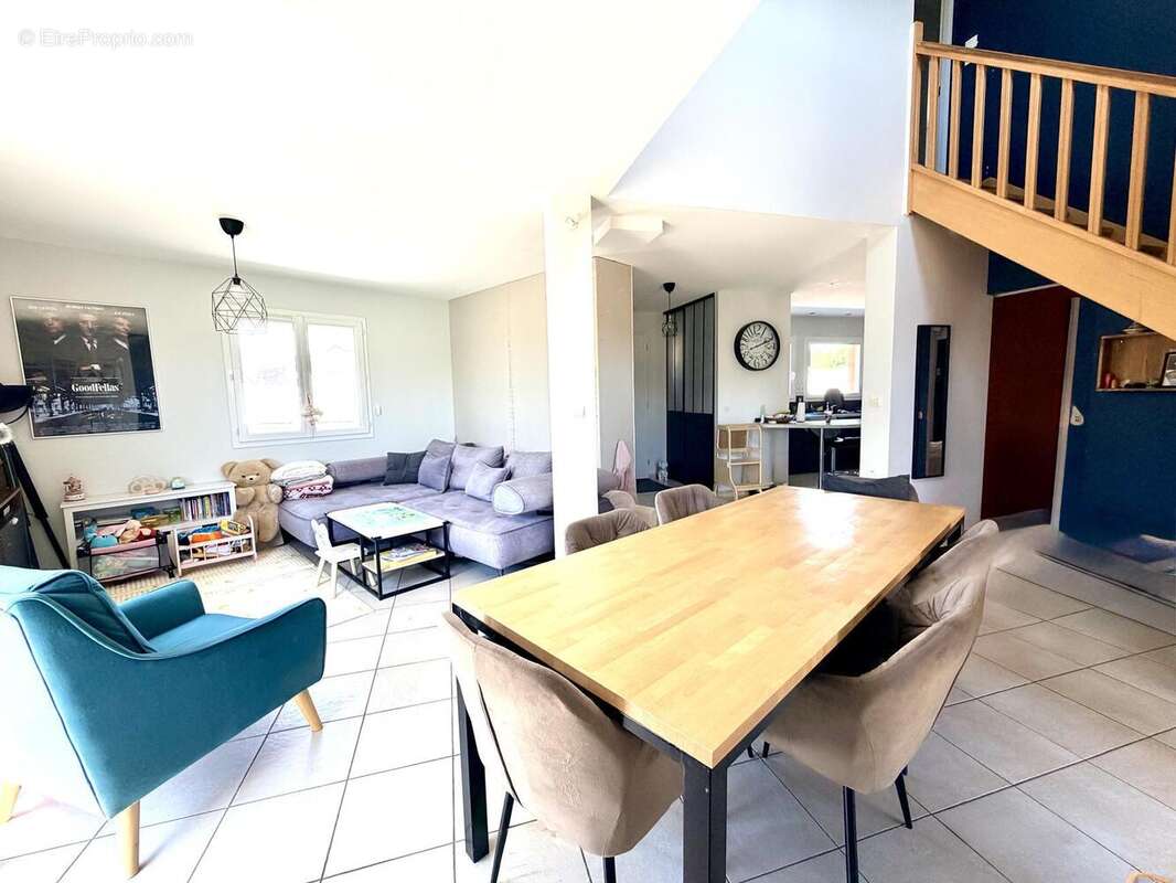 Maison 130 m² à Saint-Jean-De-Thurigneux  - photo 3