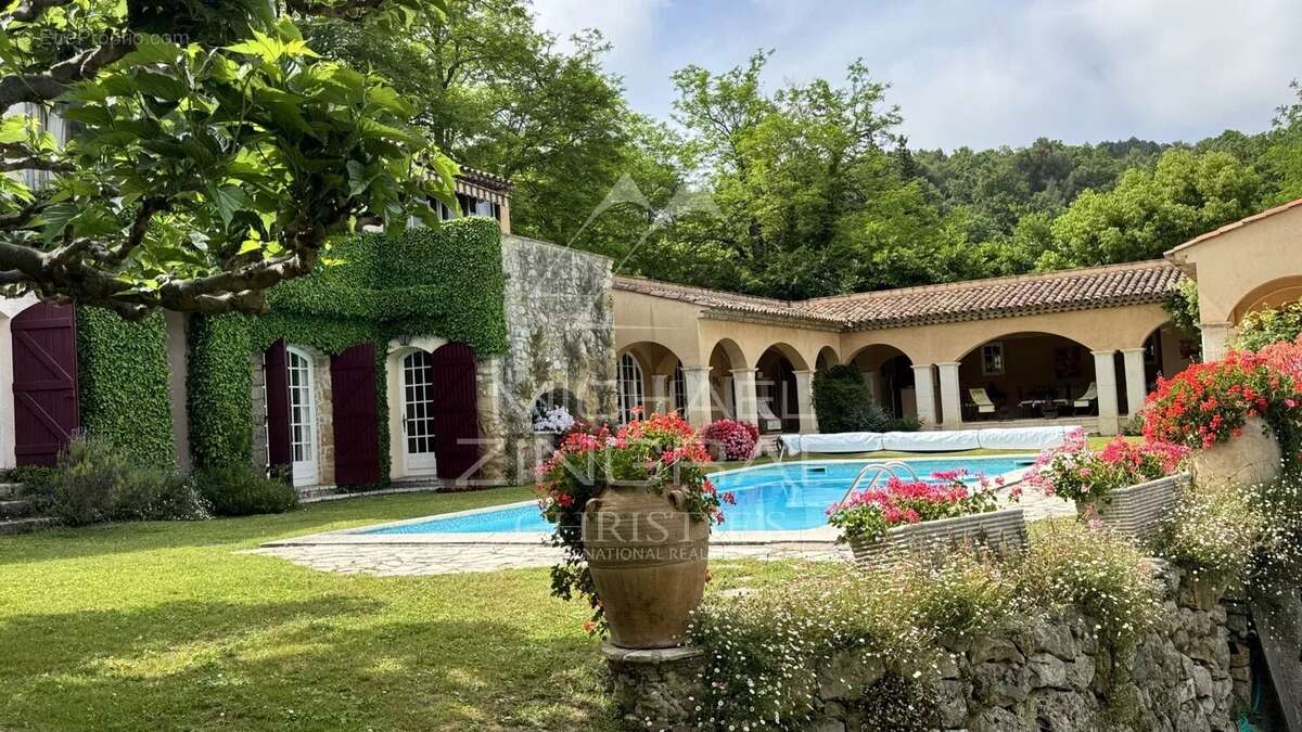 Propriété d'exception avec forêt, parc , tennis et vue dégagée. - photo 14