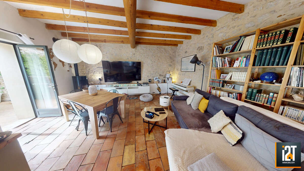 Maison à SAINT-CHAPTES