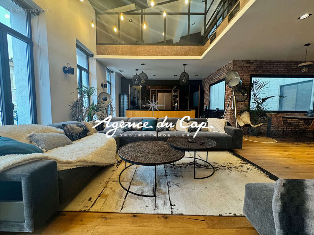 Appartement 4 pieces  renové 130m² avec terrasse de 22m² dernier etage frejus centre historique - photo 2