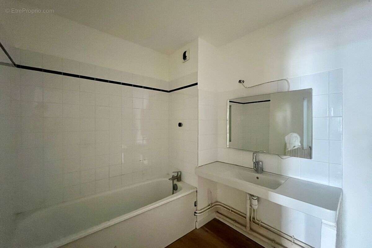 Belle opportunité E02150116L- Spacieux T3 de 76m² possibilité T4 en RDC avec terrasse de 38m² vue sur jardin - photo 7