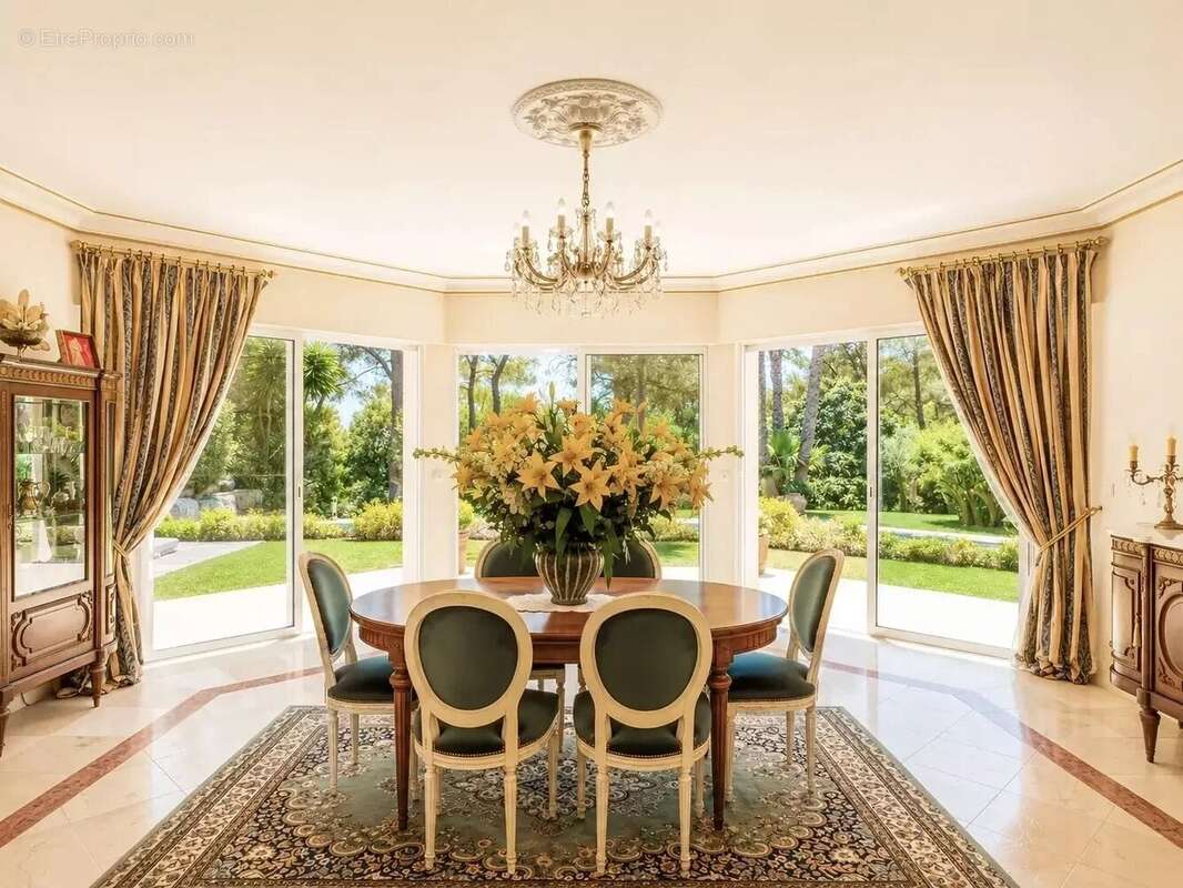 A vendre à  Mougins belle Propriété de 430 m² sur un Terrain de 5 500 m2 - photo 10