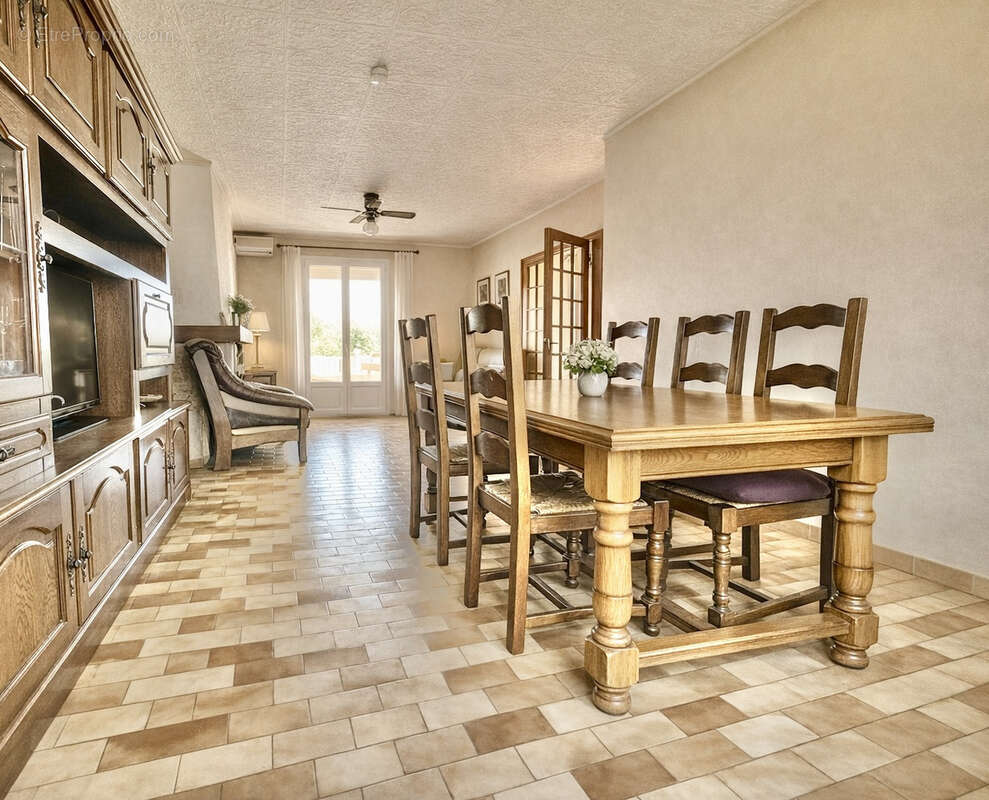 Maison à VIC-LA-GARDIOLE