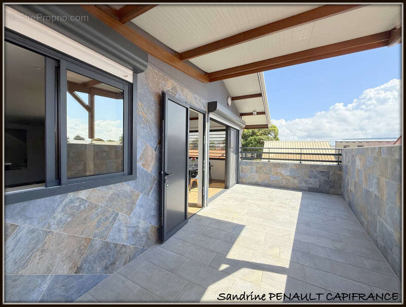 A vendre a kourou (97310) une magnifique villa t7 de 246 m² - avec 2 appartements t2 - terrain de 345 m² - au prix de 599 000 € - photo 9