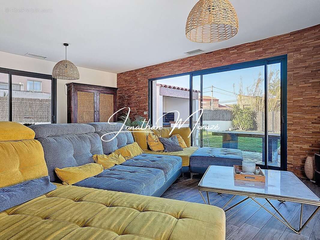 Maison à PEZILLA-LA-RIVIERE