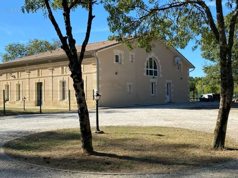 Magnifique propriété - Habitation de 456m² et Hangar de 360m2 à SAINT CHRISTOLY DE BLAYE (33) - photo 11