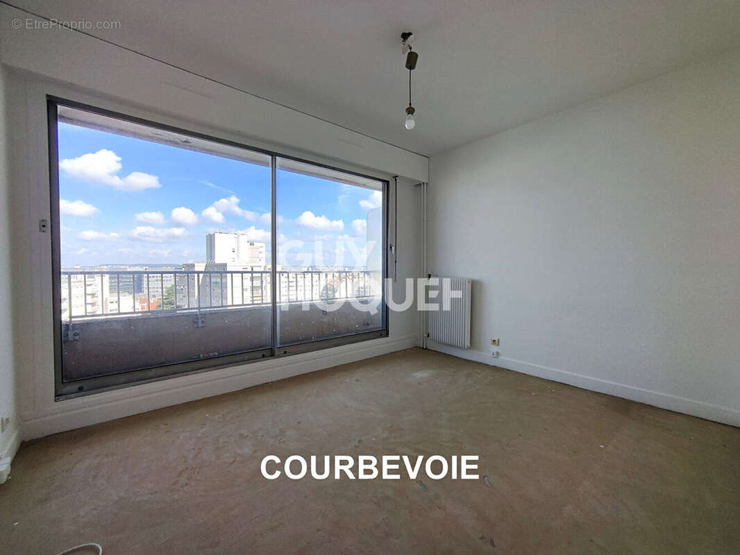 Appartement à COURBEVOIE