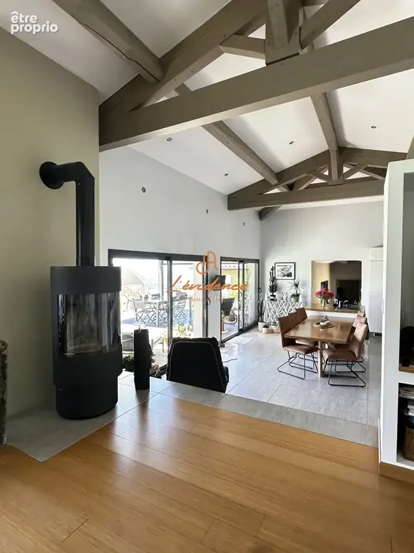 Dominant les hauteurs d'Allan, cette villa avec piscine ne ressemble à aucune autre - photo 1
