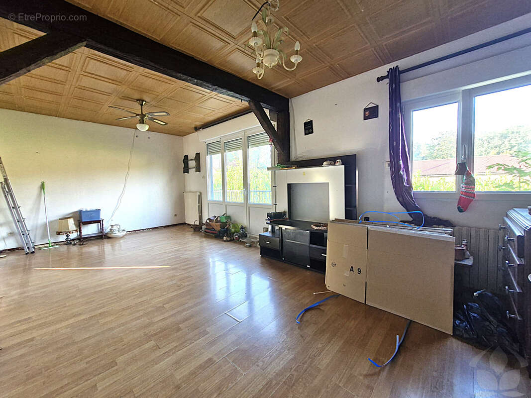 Maison à HONNECOURT-SUR-ESCAUT