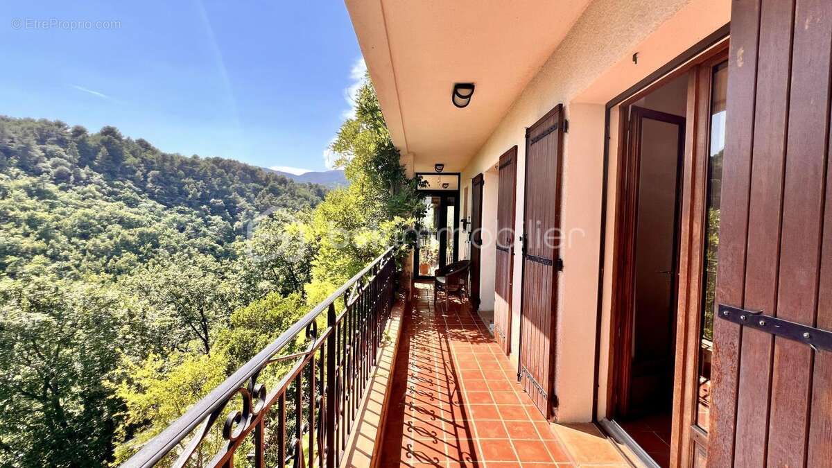 VENCE – Quartier résidentiel très recherché de l'Ara – Élégante villa familiale avec piscine, ascenseur et fort potentiel de div - photo 22