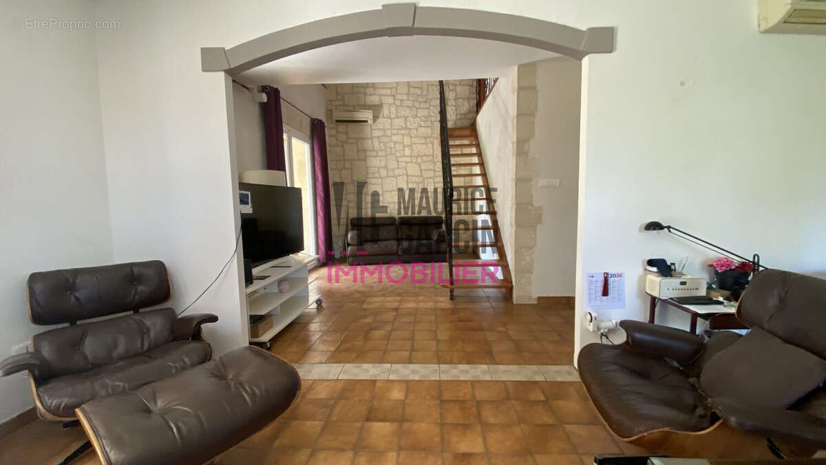 Maison à ENTRAIGUES-SUR-LA-SORGUE