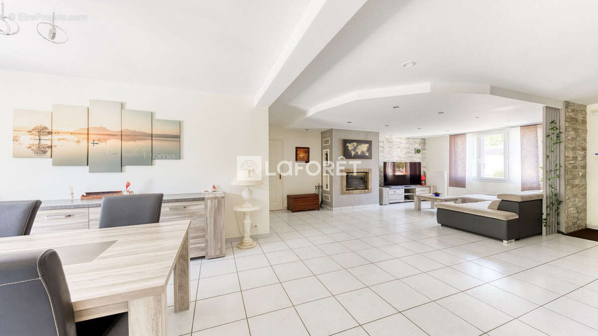 Maison à vendre à Roissy En Brie 8 pièce(s) 137 m2 - photo 4