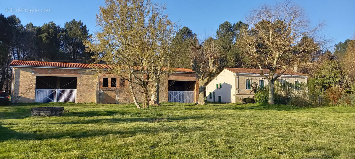 Maison et dépendance à Laruscade - photo 1