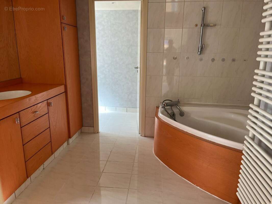 Appartement à COURS-LA-VILLE