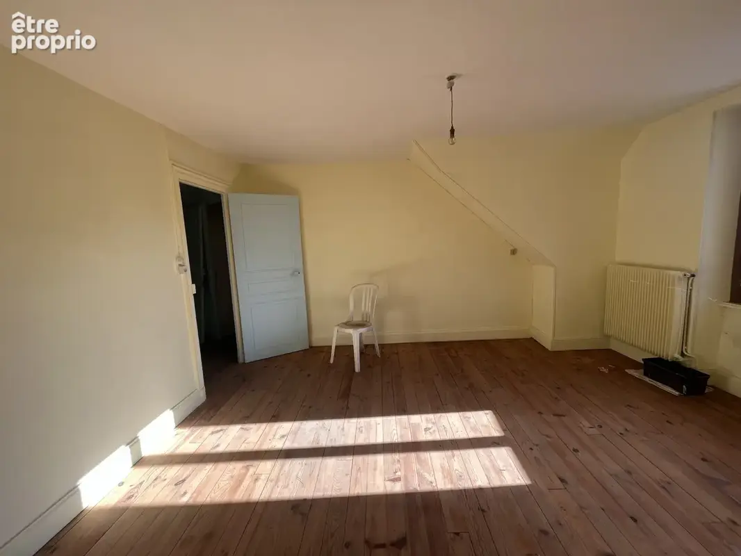 Egliseneuve-d'Entraigues Maison 190m2 avec 4 appartements et un local commercial - photo 3