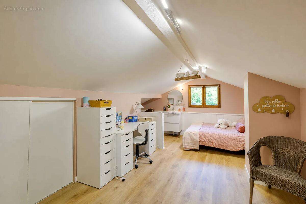 Maison familiale de 170 m² avec piscine à Primarette - photo 15