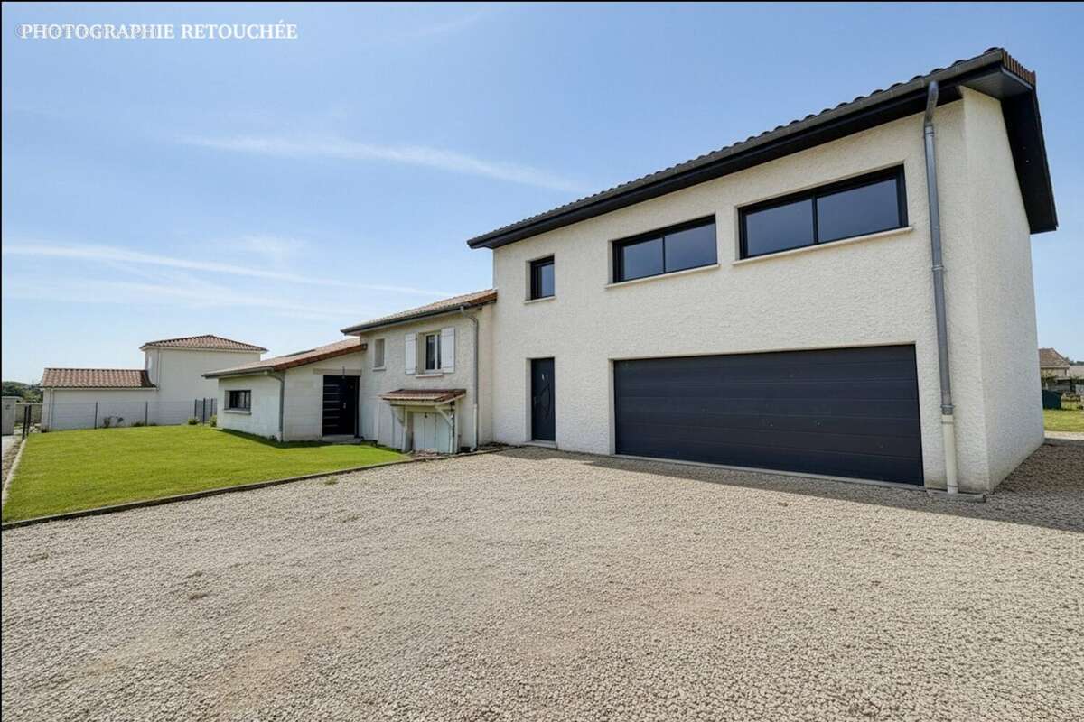 Maison 220 m² à Saint-Romain-Le-Puy  - photo 2