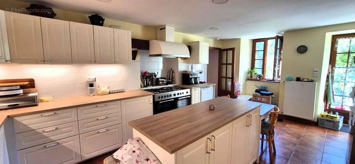 Maison à SAINT-GEORGES-DE-ROUELLEY