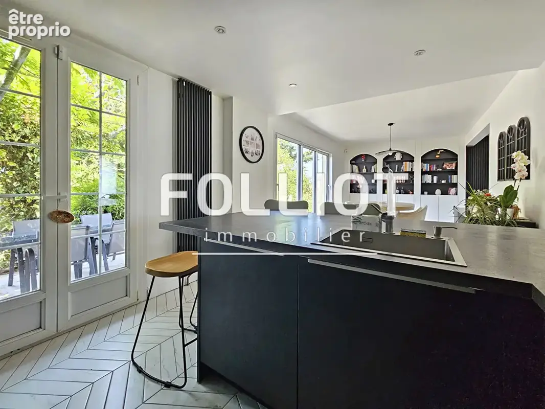 Maison 8 pièces 5 chambres à vendre à Cresserons - 150 m² sur un terrain de 1100 m² - photo 4