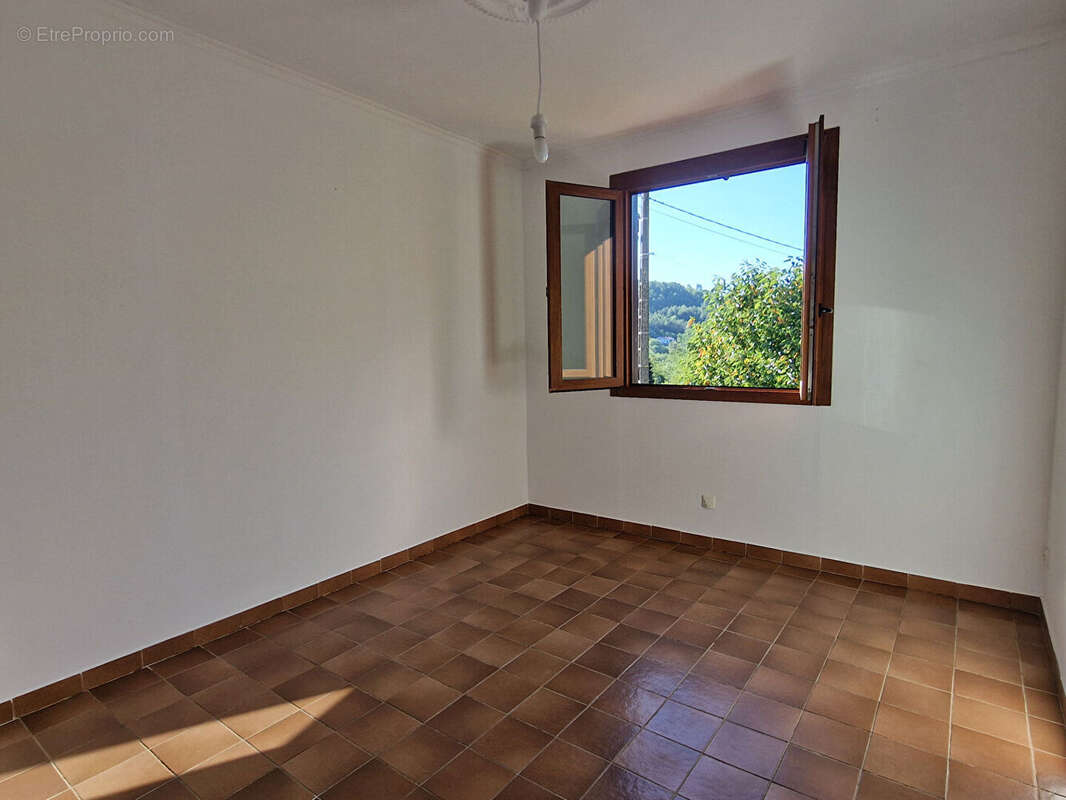 Maison sur deux niveaux avec terrain de 1 500 m² et garages - photo 8