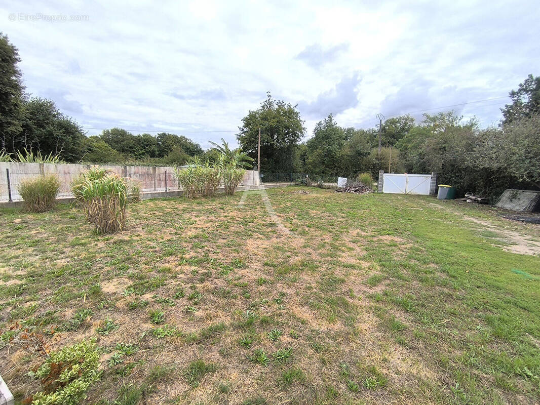 Terrain à GROSBREUIL