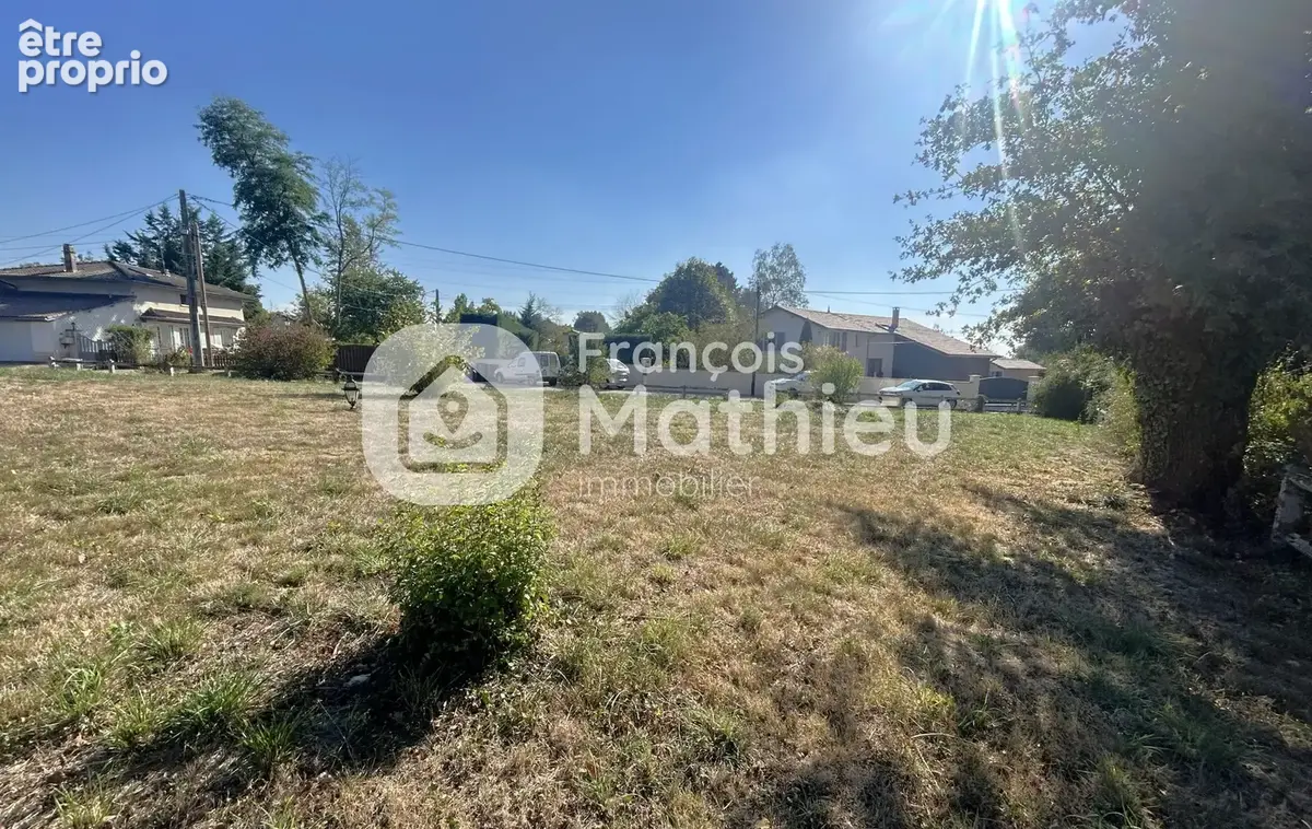 Châtillon-sur-Chalaronne - Terrain plat d'environ 767m2. - photo 2
