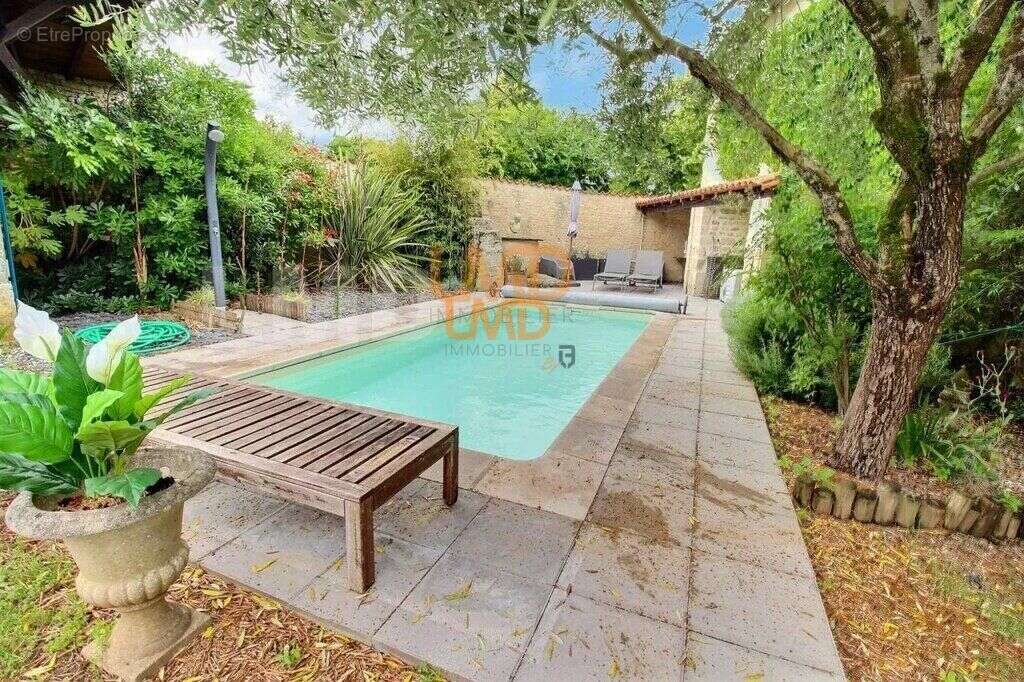 Maison de charme avec piscine et dépendances – 218 m² – (17400) - photo 7