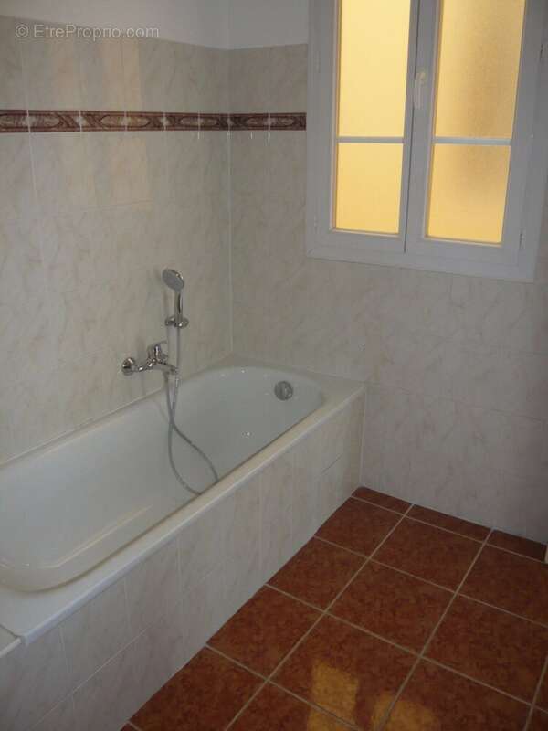 Salle de bains Lumière naturelle Carrelage - Appartement à NICE