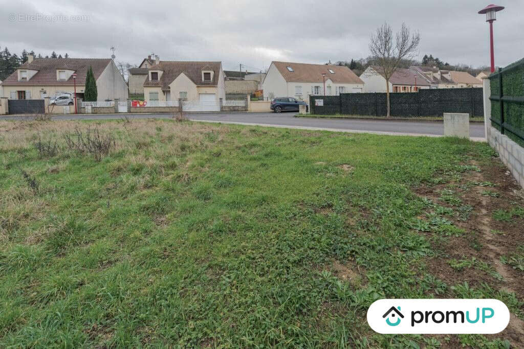 Terrain à MONTIGNY-LENCOUP