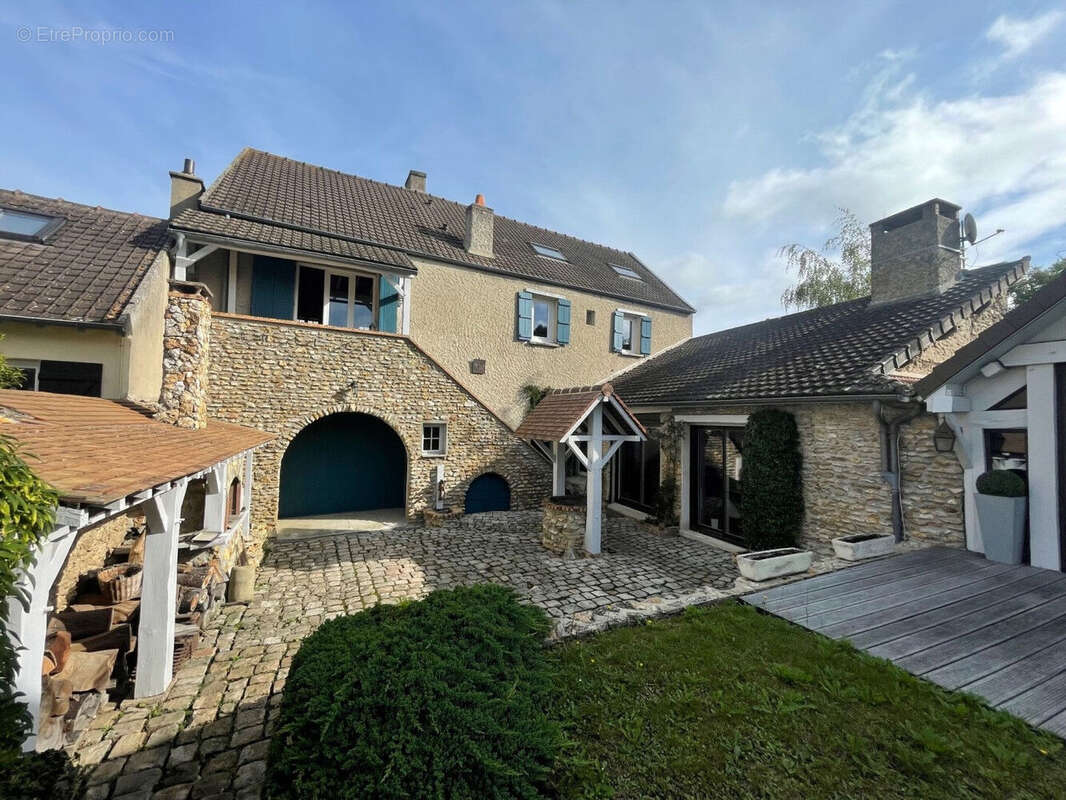 Maison à LA QUEUE-LES-YVELINES