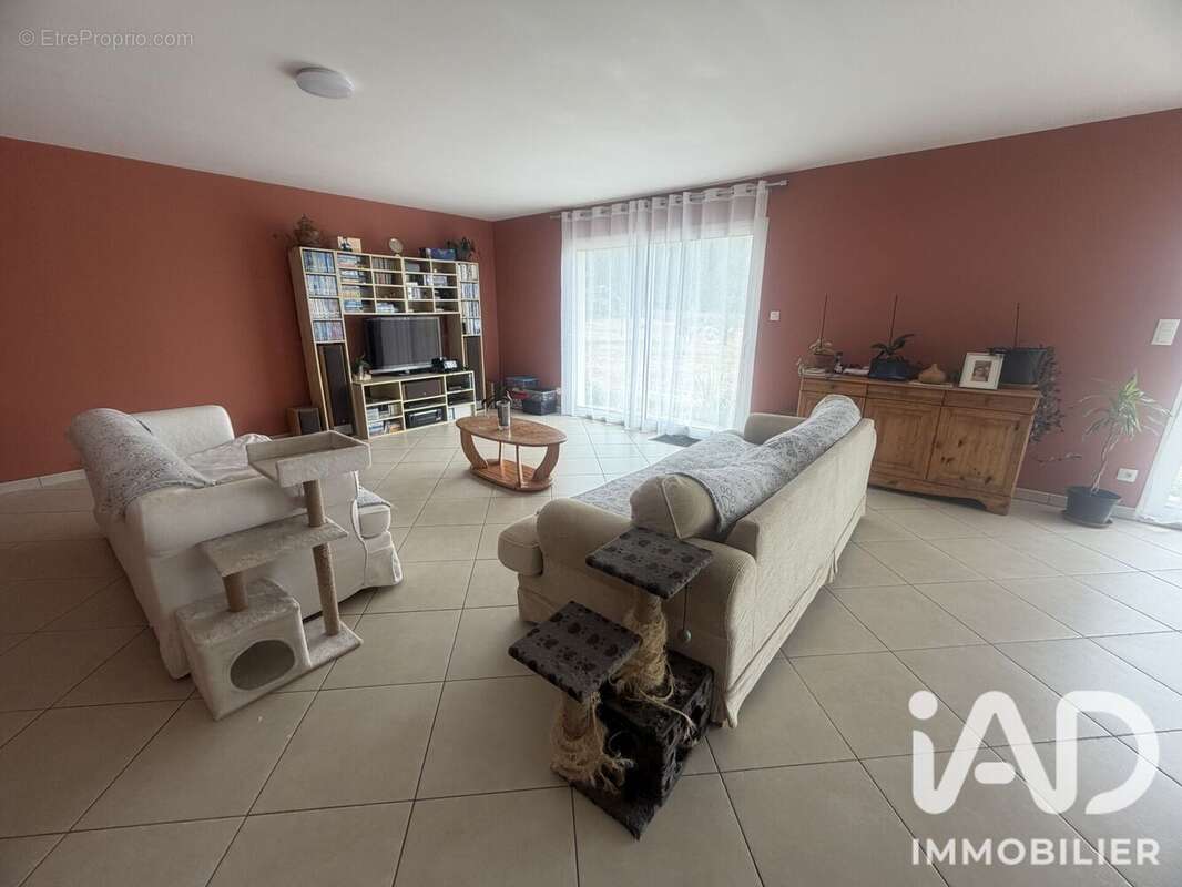 Maison 213 m² à Eglise-Neuve-D'issac  - photo 5