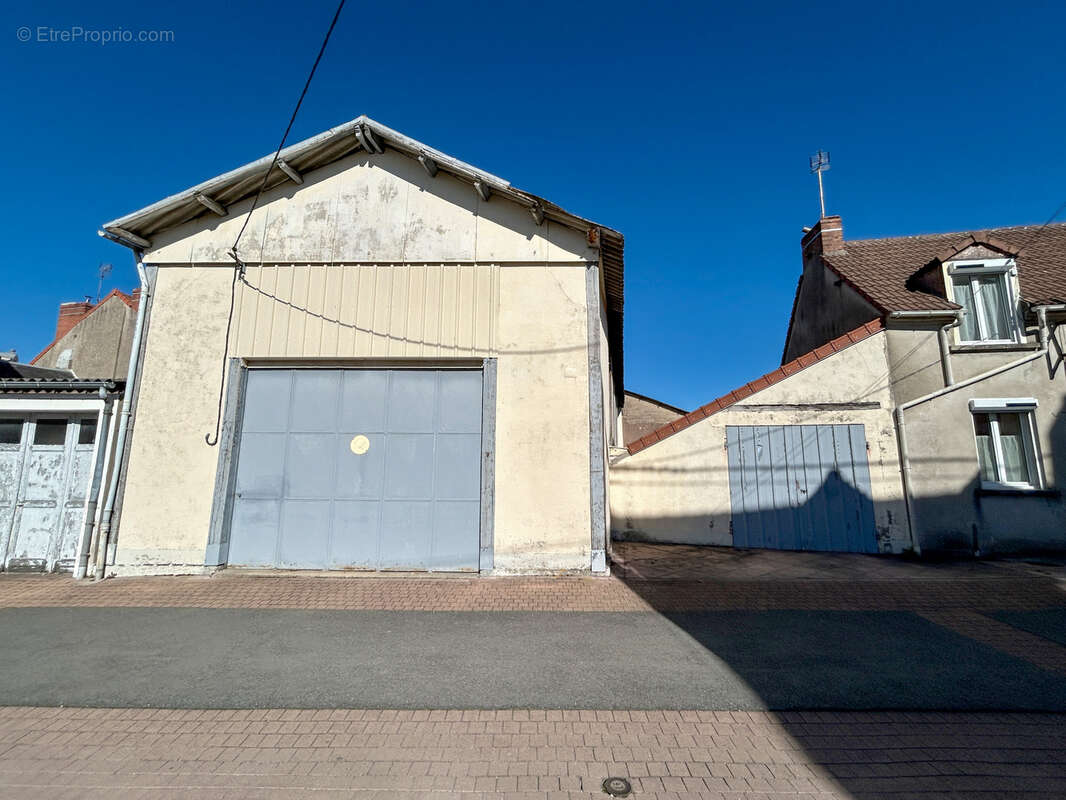 Parking à COMMENTRY